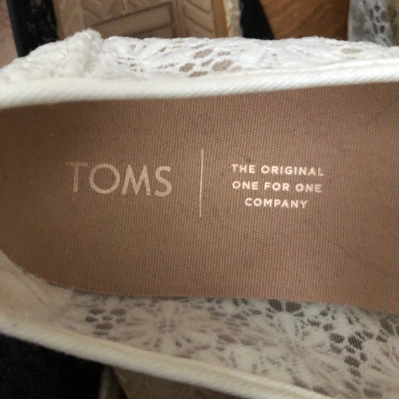 2 pairs of wedge Tom’s white and black size 6 - Picture 2 of 2